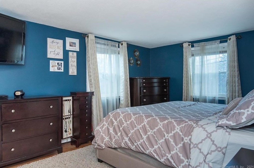 21 Robbins Ave, Hartford CT 06111-3731 exterior