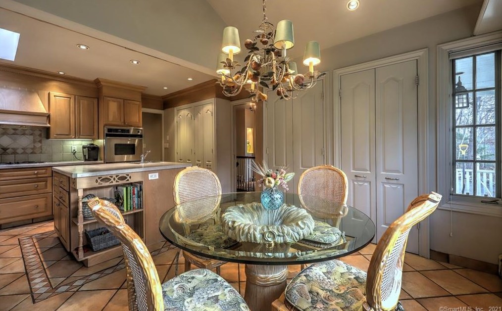 15 Hallsey Ln, New Haven CT 06525-1028 exterior