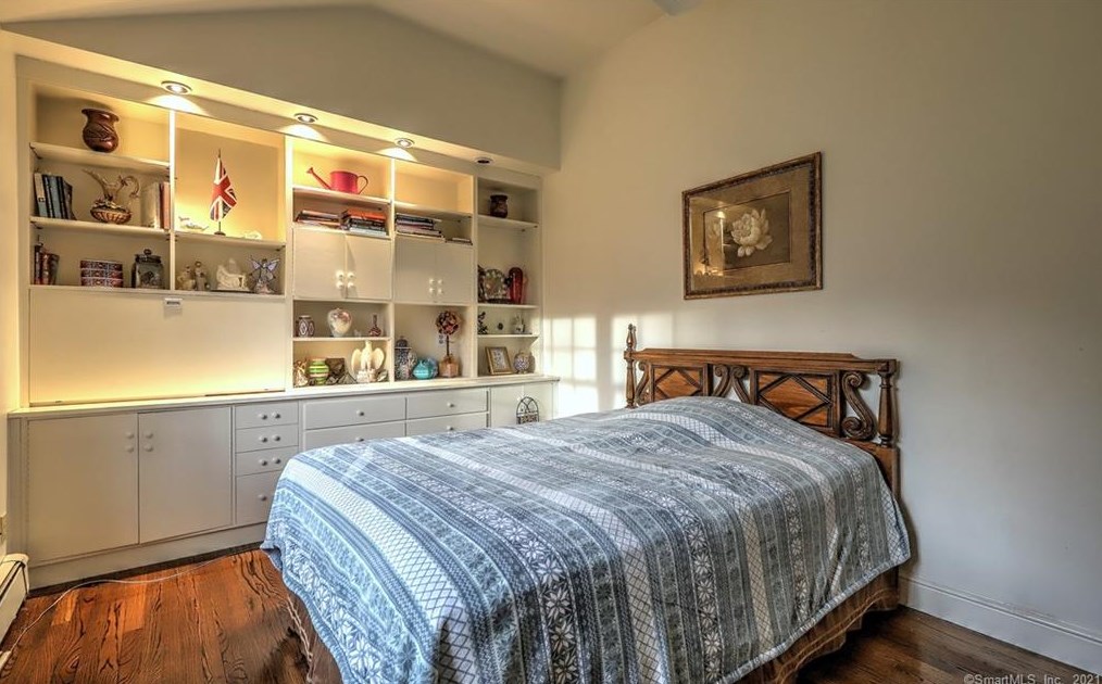 15 Hallsey Ln, New Haven CT 06525-1028 exterior