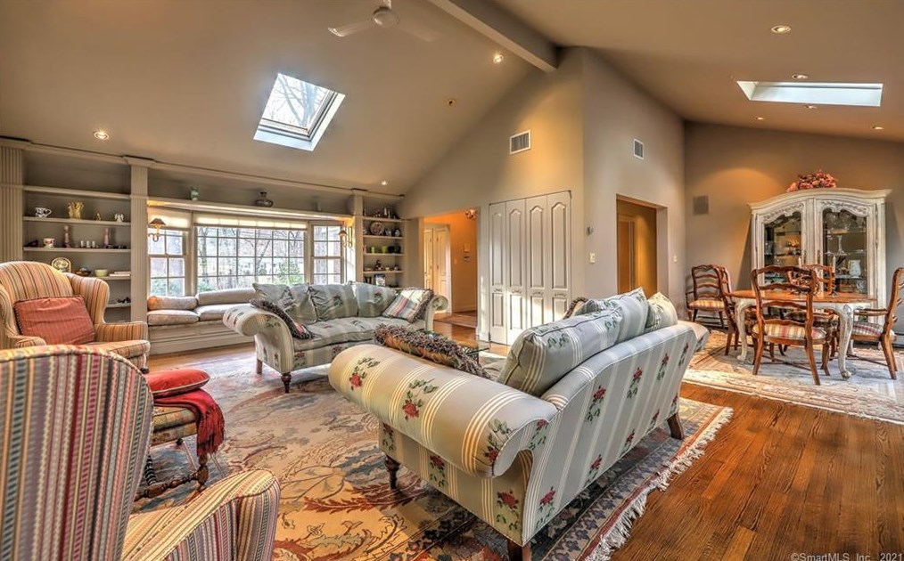 15 Hallsey Ln, New Haven CT 06525-1028 exterior