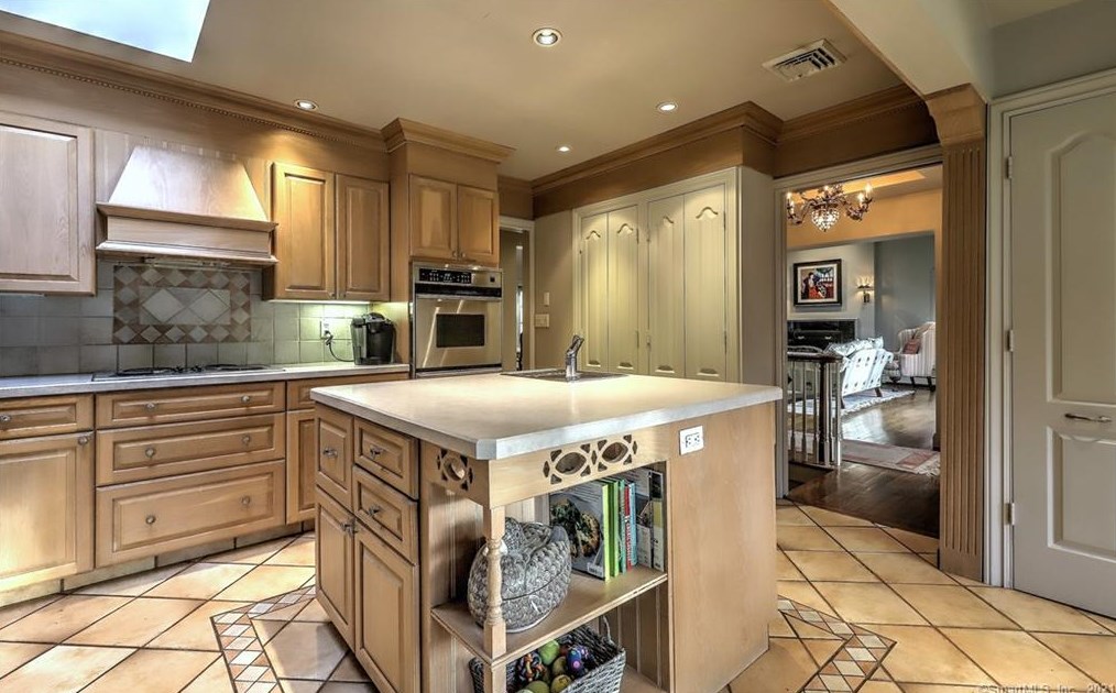 15 Hallsey Ln, New Haven CT 06525-1028 exterior