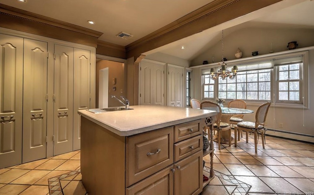 15 Hallsey Ln, New Haven CT 06525-1028 exterior