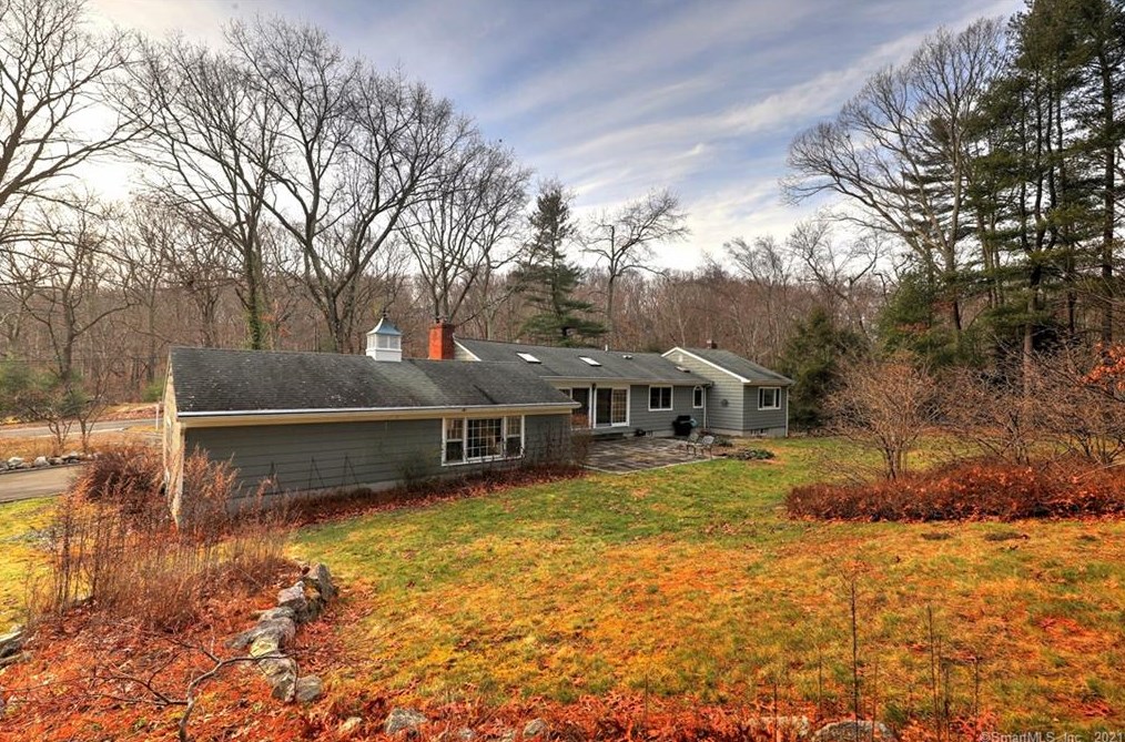 15 Hallsey Ln, New Haven CT 06525-1028 exterior