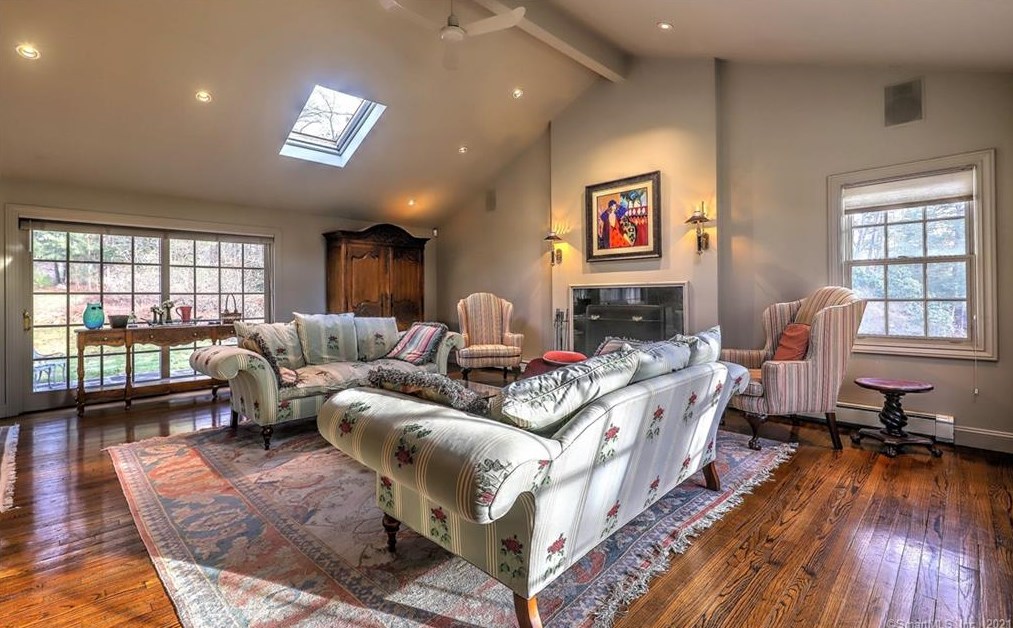 15 Hallsey Ln, New Haven CT 06525-1028 exterior