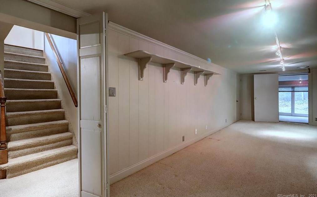 15 Hallsey Ln, New Haven CT 06525-1028 exterior