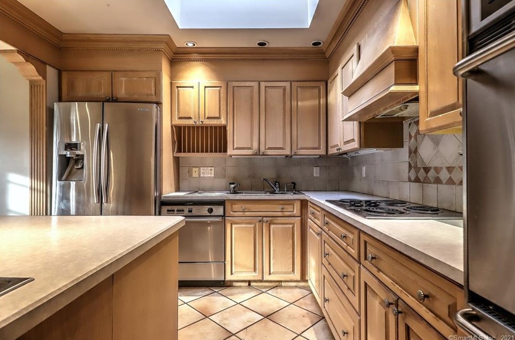 15 Hallsey Ln, New Haven CT 06525-1028 exterior