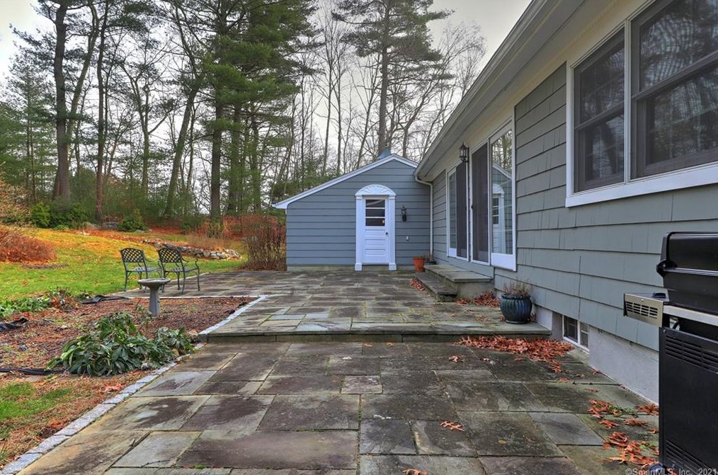 15 Hallsey Ln, New Haven CT 06525-1028 exterior