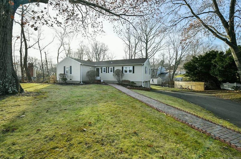 15 Elizabeth Rd, New Haven CT 06514-3203 exterior