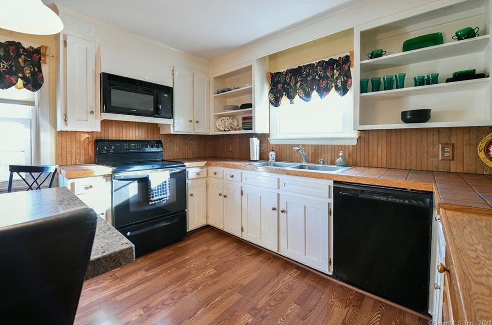 15 Elizabeth Rd, New Haven CT 06514-3203 exterior