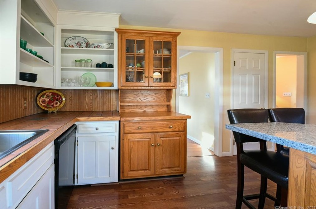 15 Elizabeth Rd, New Haven CT 06514-3203 exterior