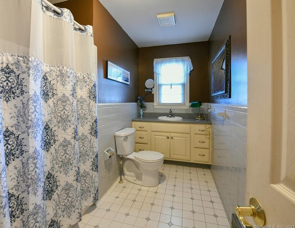 15 Elizabeth Rd, New Haven CT 06514-3203 exterior