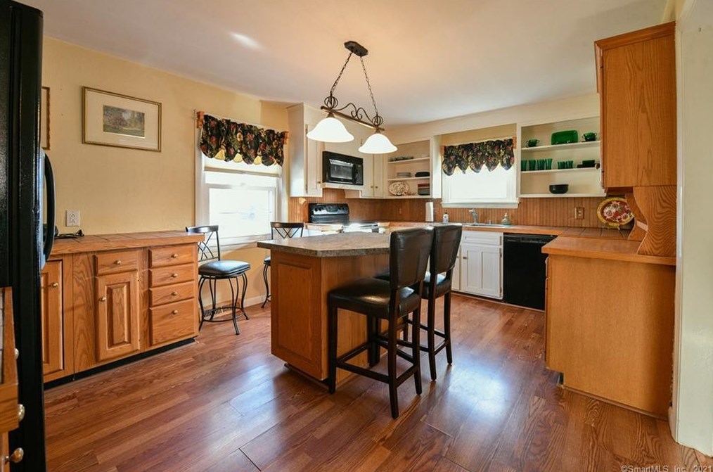 15 Elizabeth Rd, New Haven CT 06514-3203 exterior