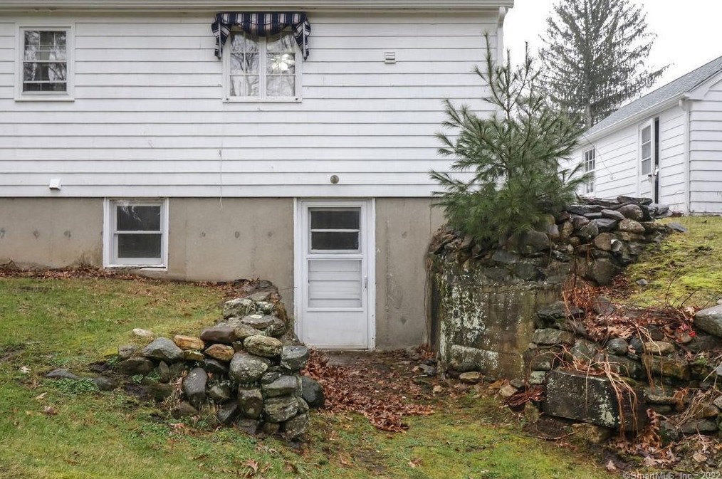 11 Sundale Dr, North Windham, CT 06280