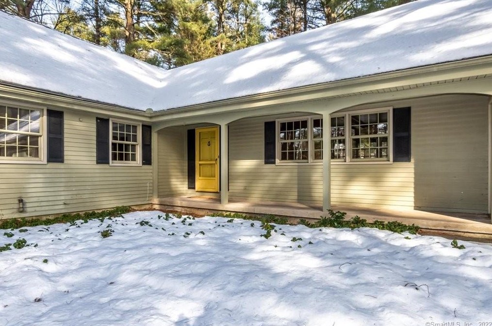 12 Vining Dr, Simsbury CT  06070-2821 exterior