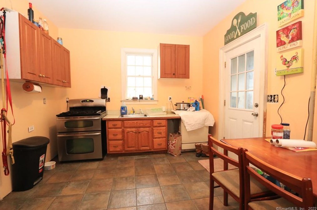 42 Brookview Ave, Fairfield CT  06825-1833 exterior