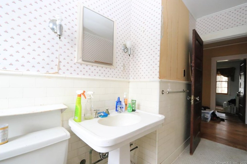 42 Brookview Ave, Fairfield CT  06825-1833 exterior