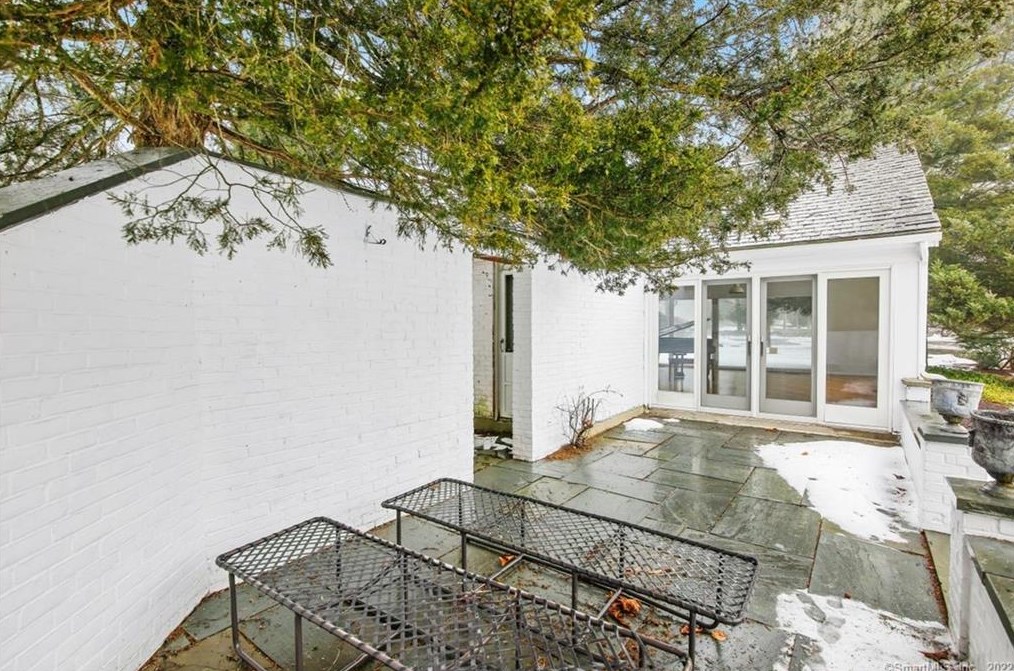 2100 St, Fairfield CT 06824-1739 exterior