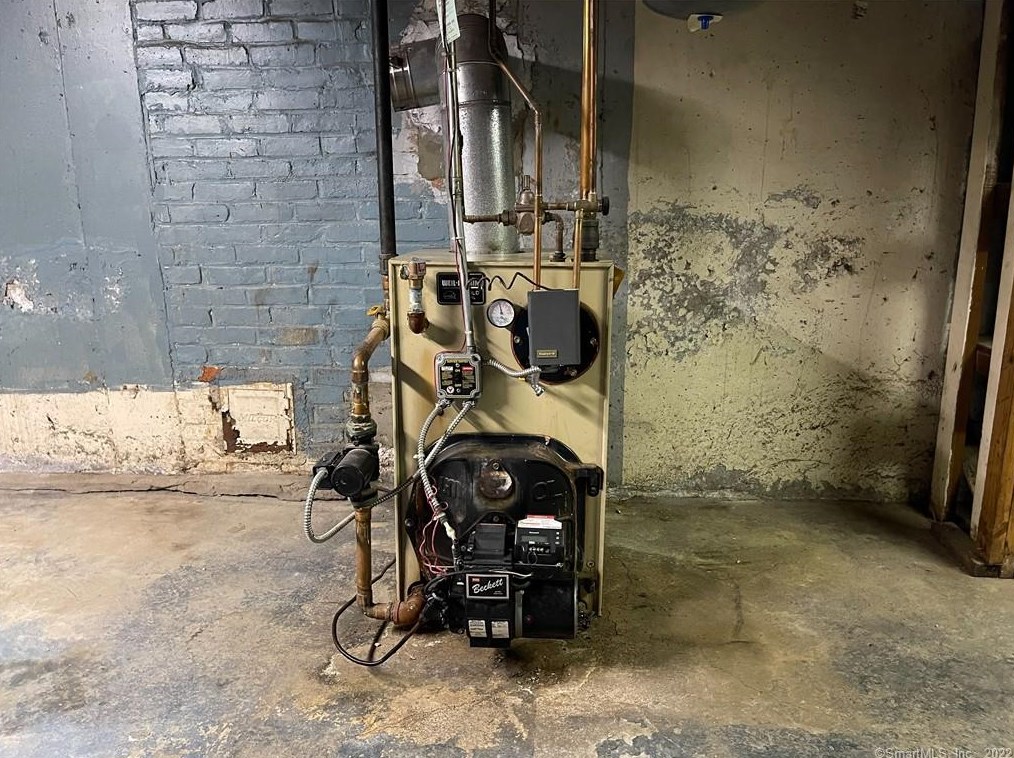 140 Lakeview Ter, New Haven CT 06515-1813 exterior