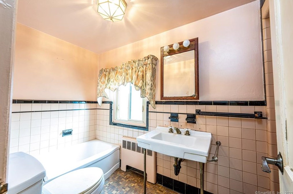 140 Lakeview Ter, New Haven CT 06515-1813 exterior