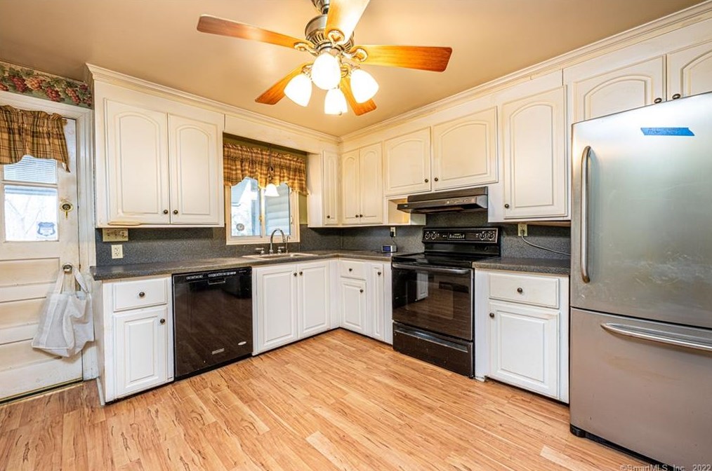 140 Lakeview Ter, New Haven CT 06515-1813 exterior