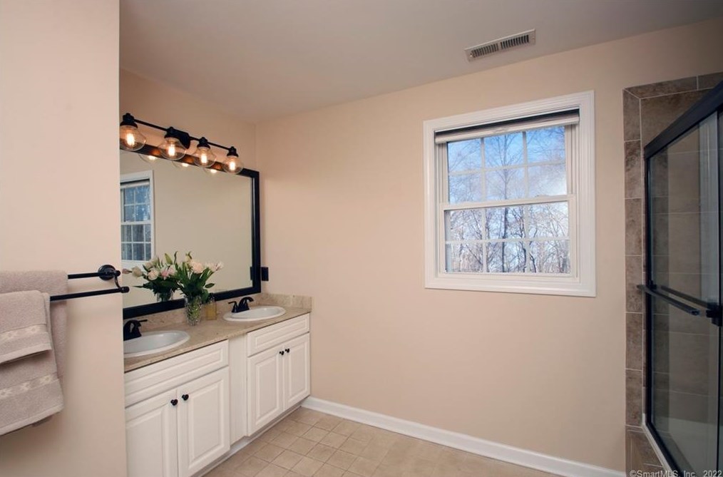 73 Frd Rd, New Haven CT 06525-1721 exterior