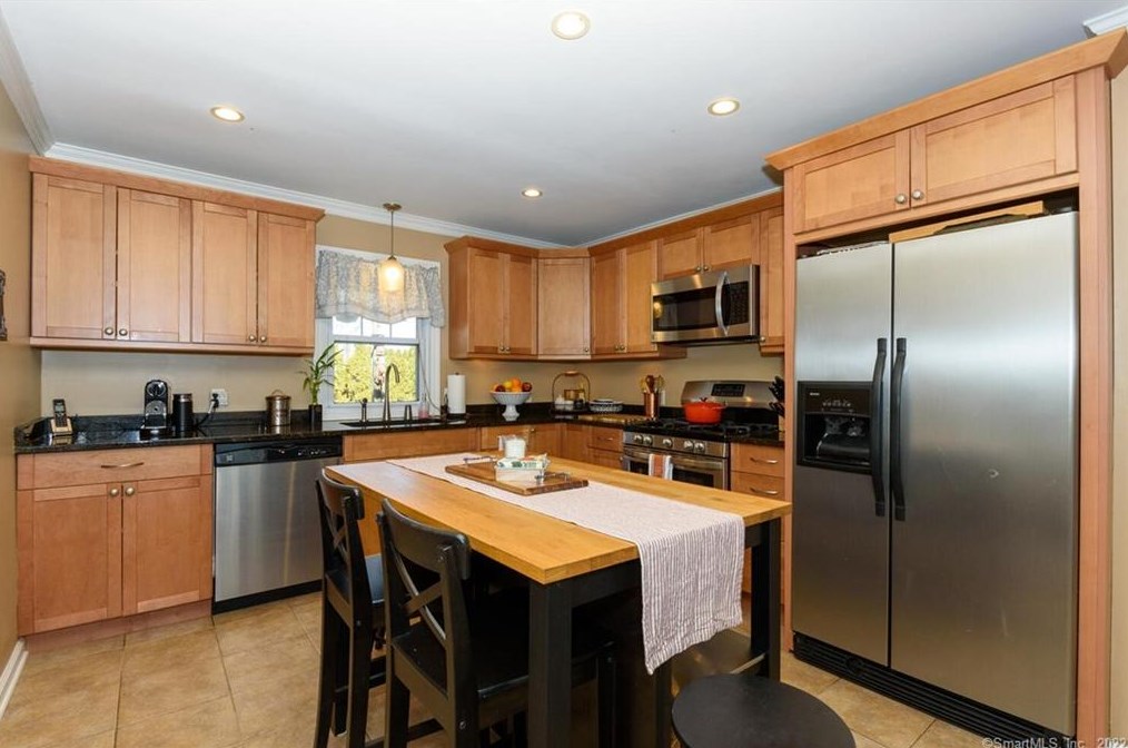 456 Prospect Dr, Stratford CT 06615-7938 exterior