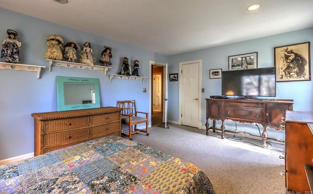 121 Frd Rd, New Haven CT 06525-1733 exterior