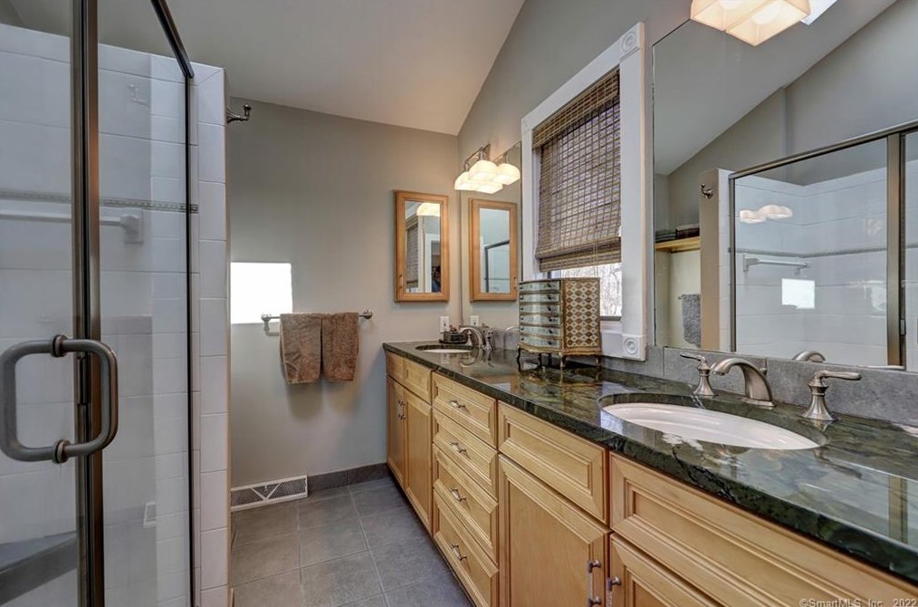 121 Frd Rd, New Haven CT 06525-1733 exterior