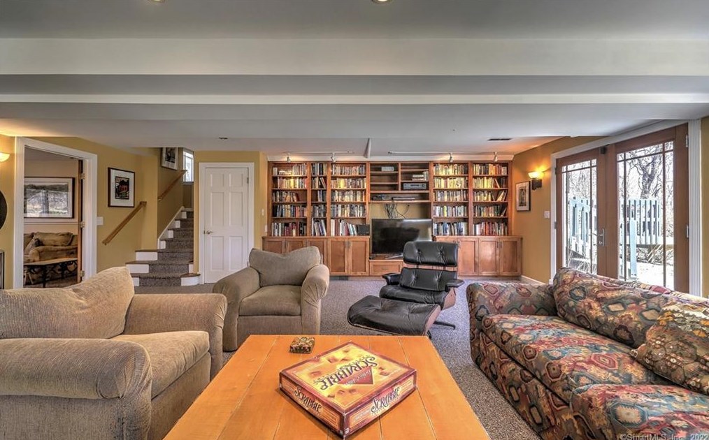 121 Frd Rd, New Haven CT 06525-1733 exterior