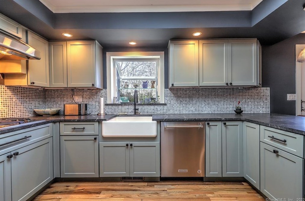 121 Frd Rd, New Haven CT 06525-1733 exterior