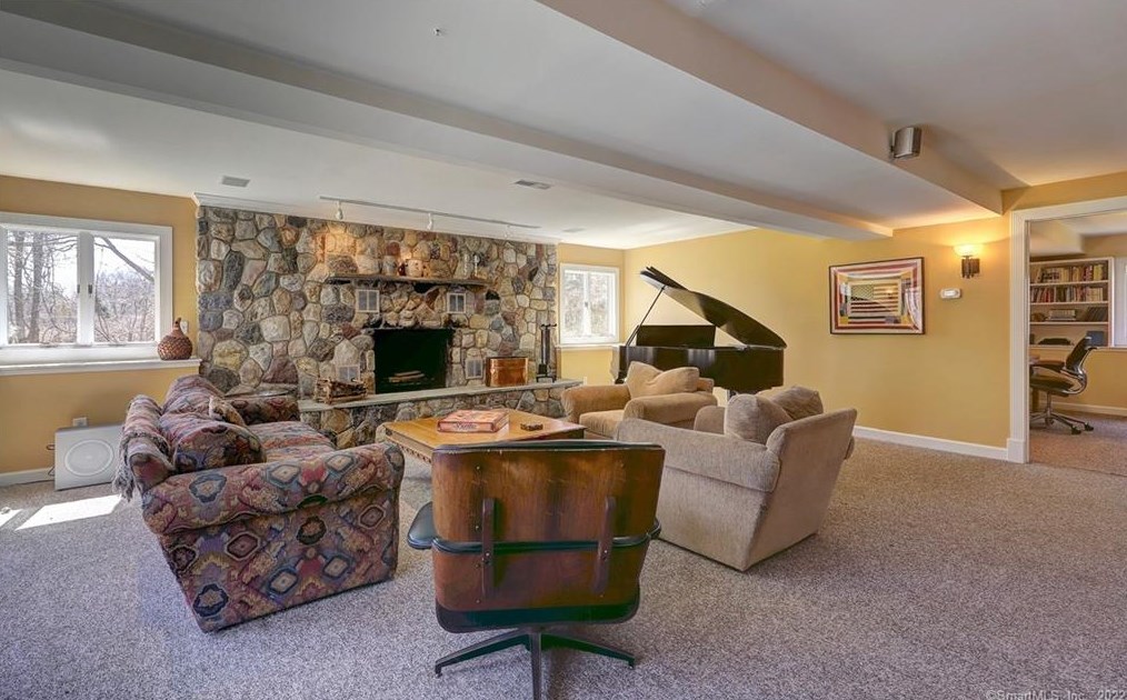 121 Frd Rd, New Haven CT 06525-1733 exterior