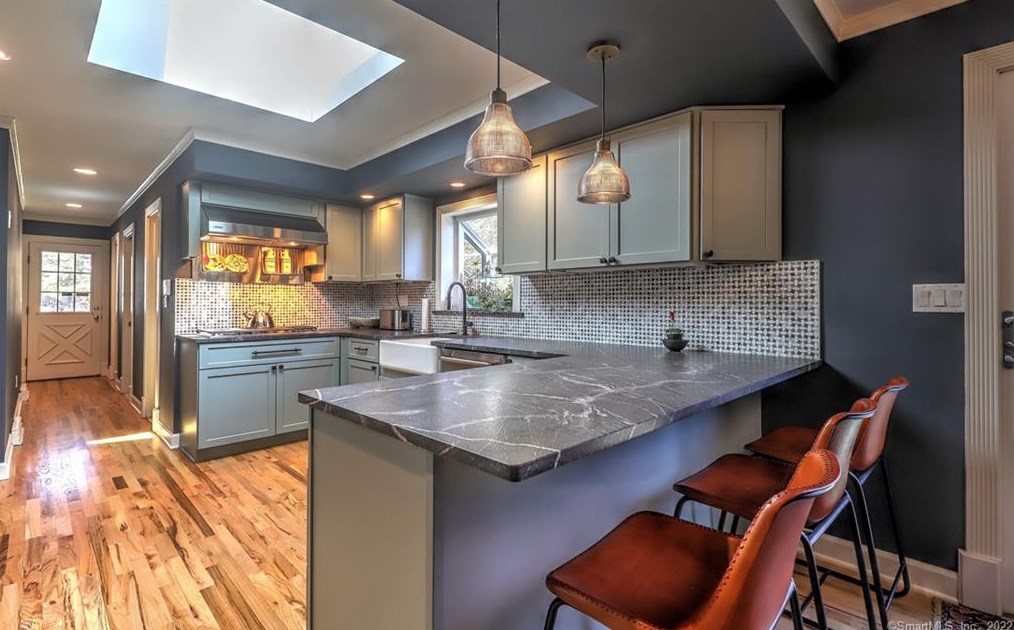 121 Frd Rd, New Haven CT 06525-1733 exterior