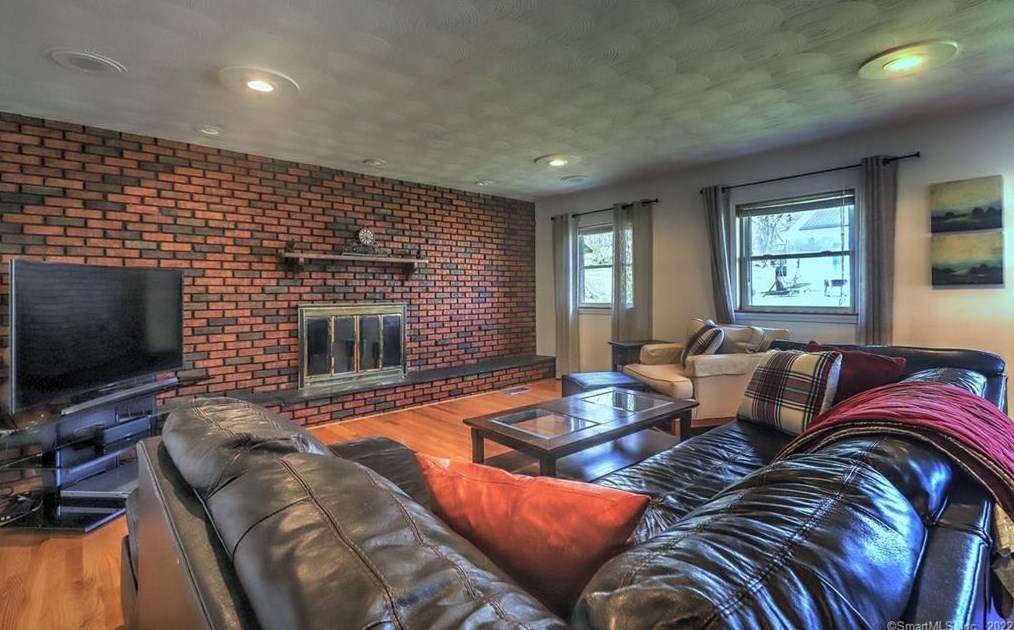 33 Newton St, New Haven CT 06512-1438 exterior