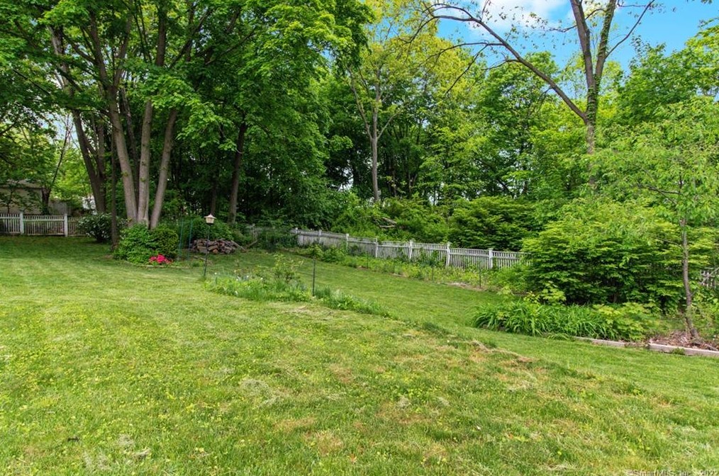 57 Lakeview Ave, New Haven CT 06516-1027 exterior