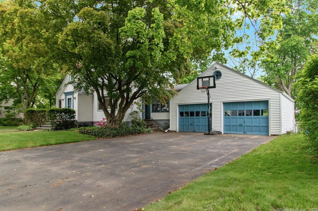 57 Lakeview Ave, New Haven CT  06516-1028 exterior