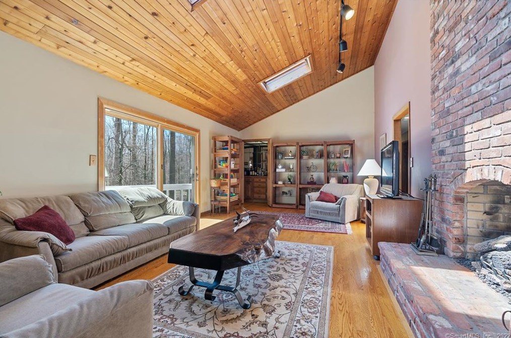 129 Peck Hl Rd, New Haven CT 06525-1009 exterior