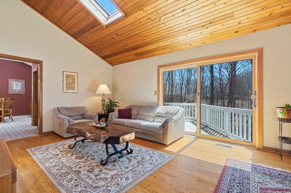 129 Peck Hl Rd, New Haven CT 06525-1009 exterior