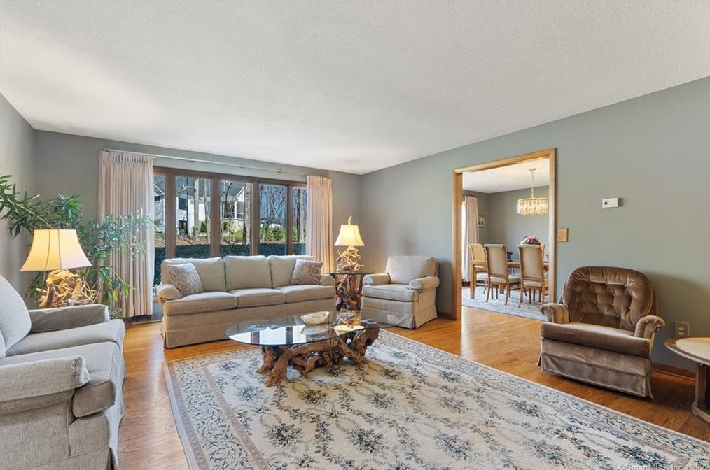 129 Peck Hl Rd, New Haven CT 06525-1009 exterior