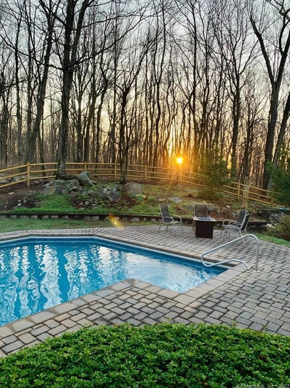 129 Peck Hl Rd, New Haven CT 06525-1009 exterior