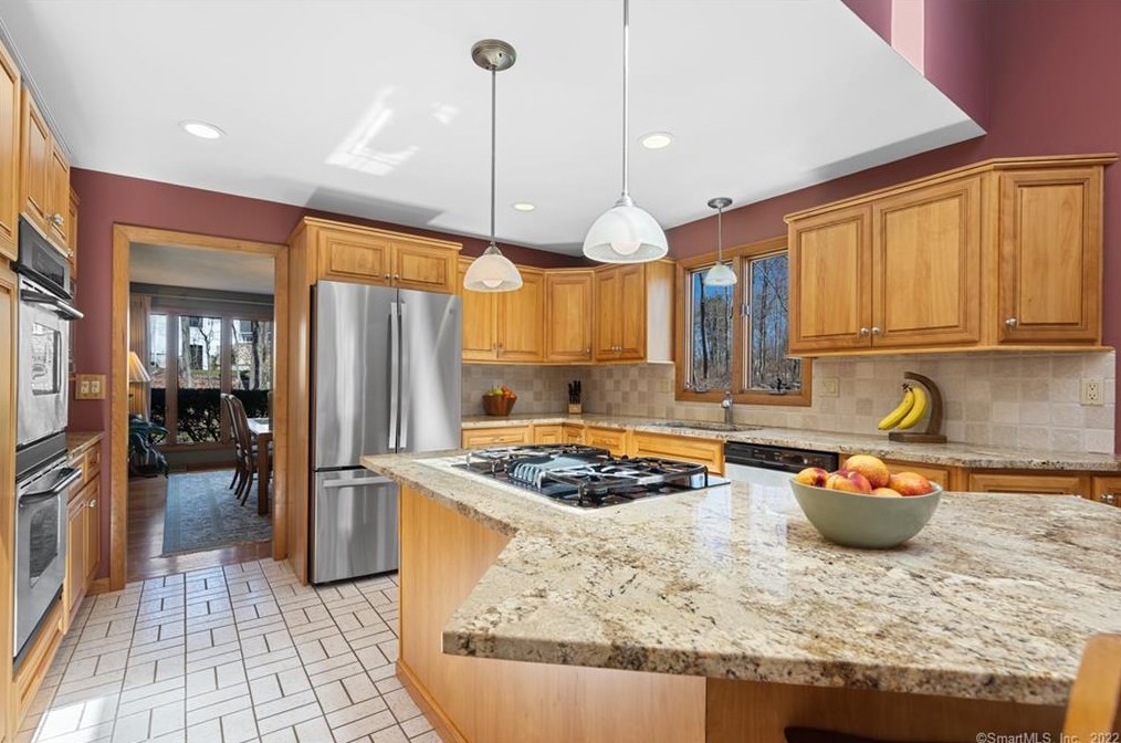 129 Peck Hl Rd, New Haven CT 06525-1009 exterior