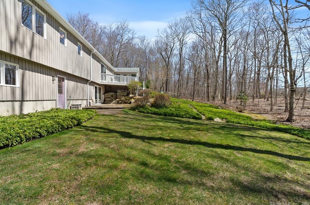 129 Peck Hl Rd, New Haven CT 06525-1009 exterior