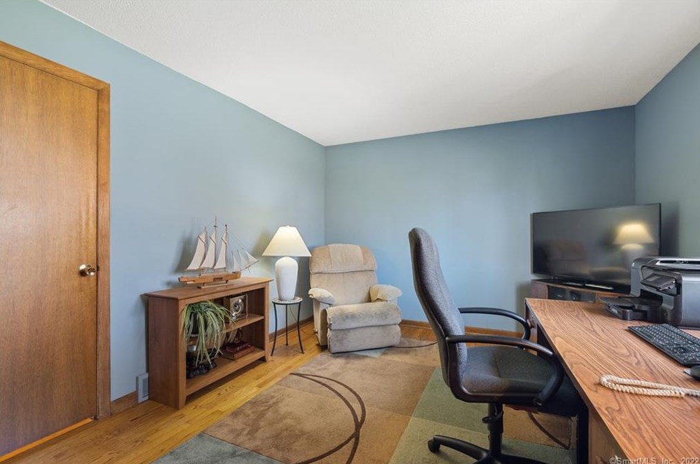 129 Peck Hl Rd, New Haven CT 06525-1009 exterior