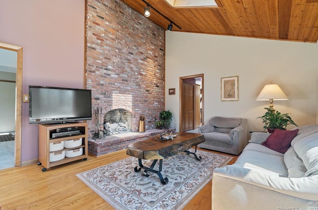 129 Peck Hl Rd, New Haven CT 06525-1009 exterior