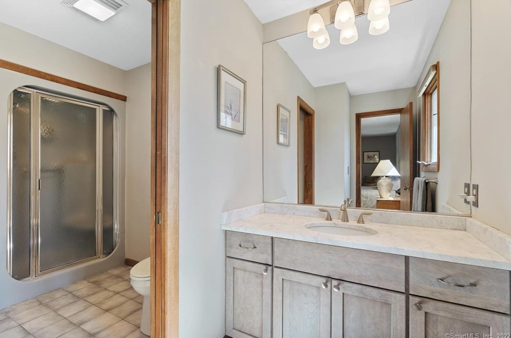 129 Peck Hl Rd, New Haven CT 06525-1009 exterior