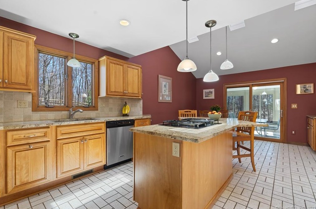 129 Peck Hl Rd, New Haven CT 06525-1009 exterior