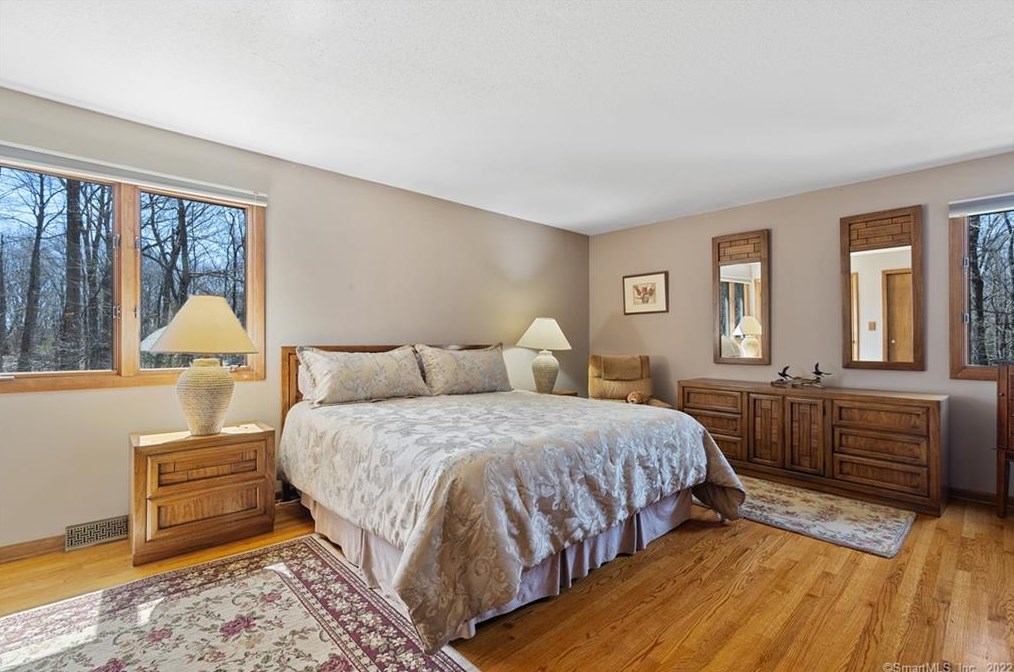 129 Peck Hl Rd, New Haven CT 06525-1009 exterior