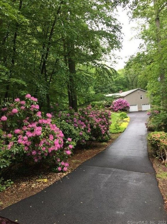 129 Peck Hl Rd, New Haven CT 06525-1009 exterior