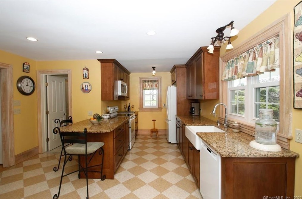 808 Br Rd, Suffield CT 06078-2321 exterior