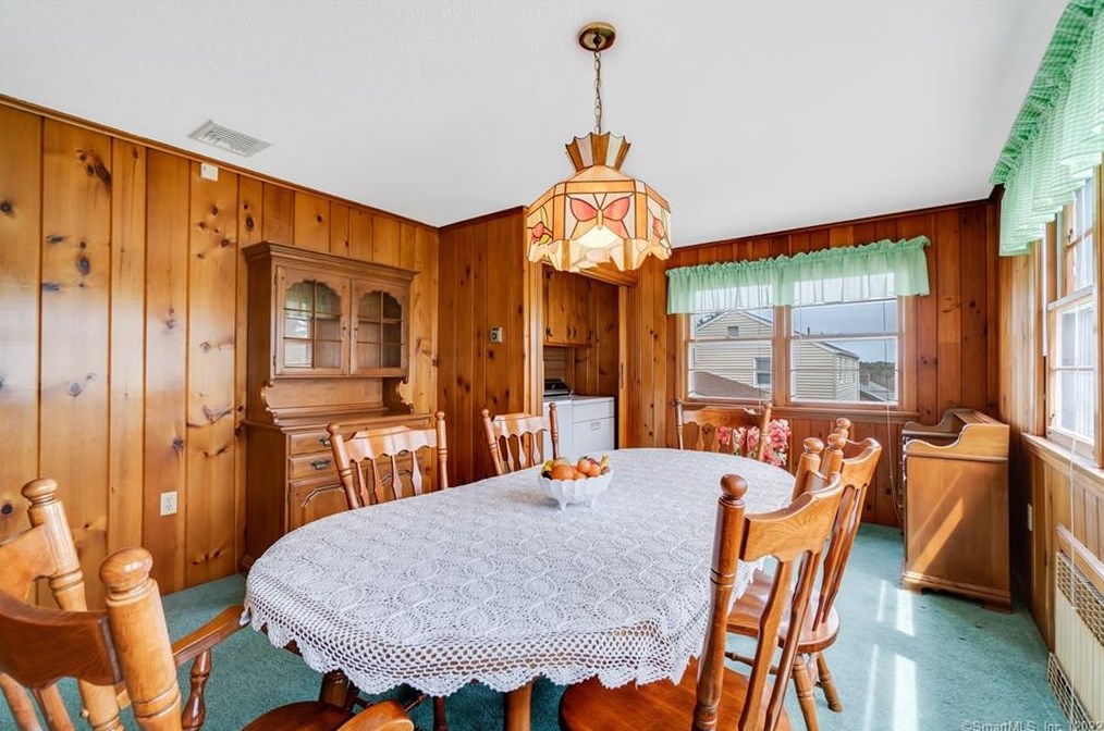 102 Crst St, Hartford CT 06109-2604 exterior