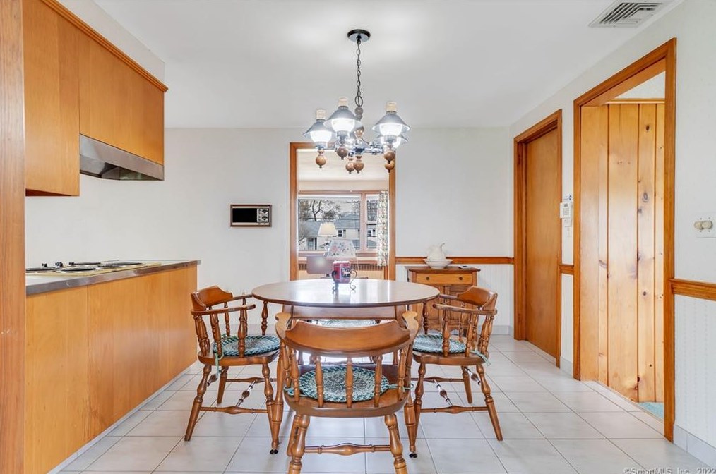 102 Crst St, Hartford CT 06109-2604 exterior